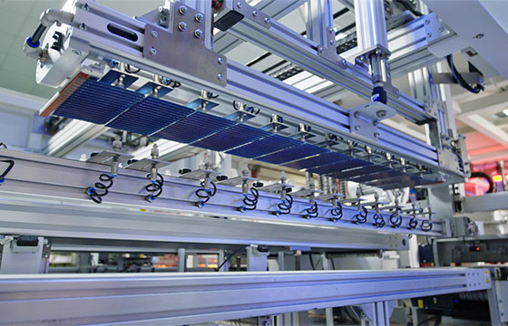 モジュール製造者がレーザ切断機や支援機器を購入する際のコストを削減するために、既製のハーフカット・セル